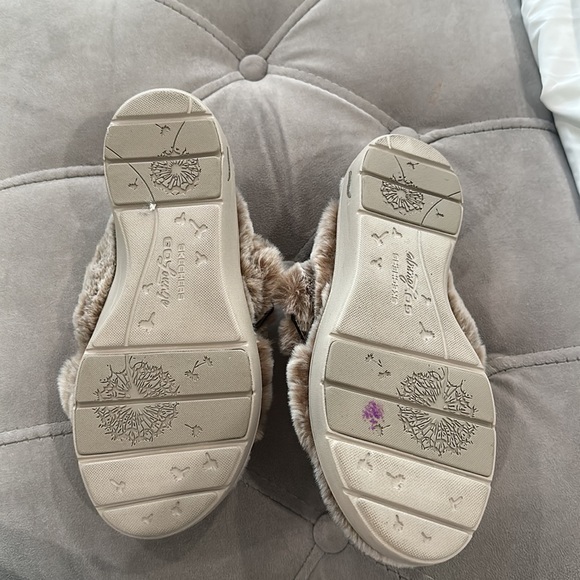 Slippers - Picture 2 of 3